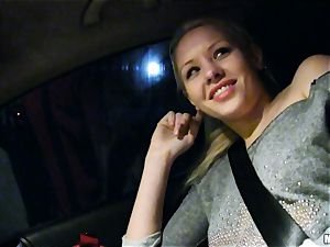 cute Lola Taylor gets jiggly smashing on the back seat